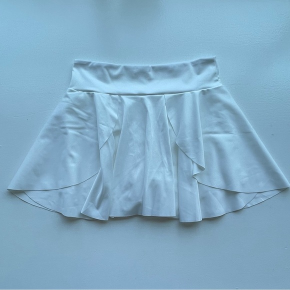White sports skort with phone pocket - Picture 10 of 13